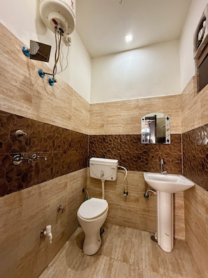 Exclusive Shared Dormitory, Women only | Bathroom | Combined shower/tub, free toiletries, soap, shampoo - Amritsar Backpackers Hostel (Amritsar)