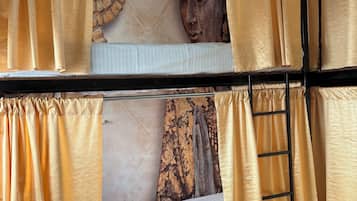 Dormitorio compartido exclusivo, solo para mujeres | Camas con pillow-top, espacio para trabajar con laptop y wifi gratis