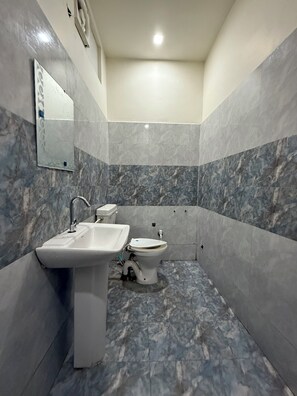 Shared Dormitory, Mixed Dorm | Bathroom | Combined shower/tub, free toiletries, soap, shampoo