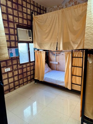 Pillow-top beds, laptop workspace, free WiFi, bed sheets - Amritsar Backpackers Hostel (Amritsar)
