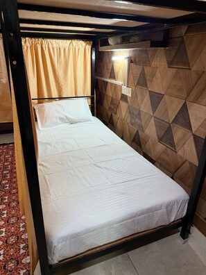 Pillow-top beds, laptop workspace, free WiFi, bed sheets - Amritsar Backpackers Hostel (Amritsar)