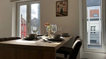 Apartamento básico | Cocina privada | Frigorífico, microondas, horno y placa de cocina