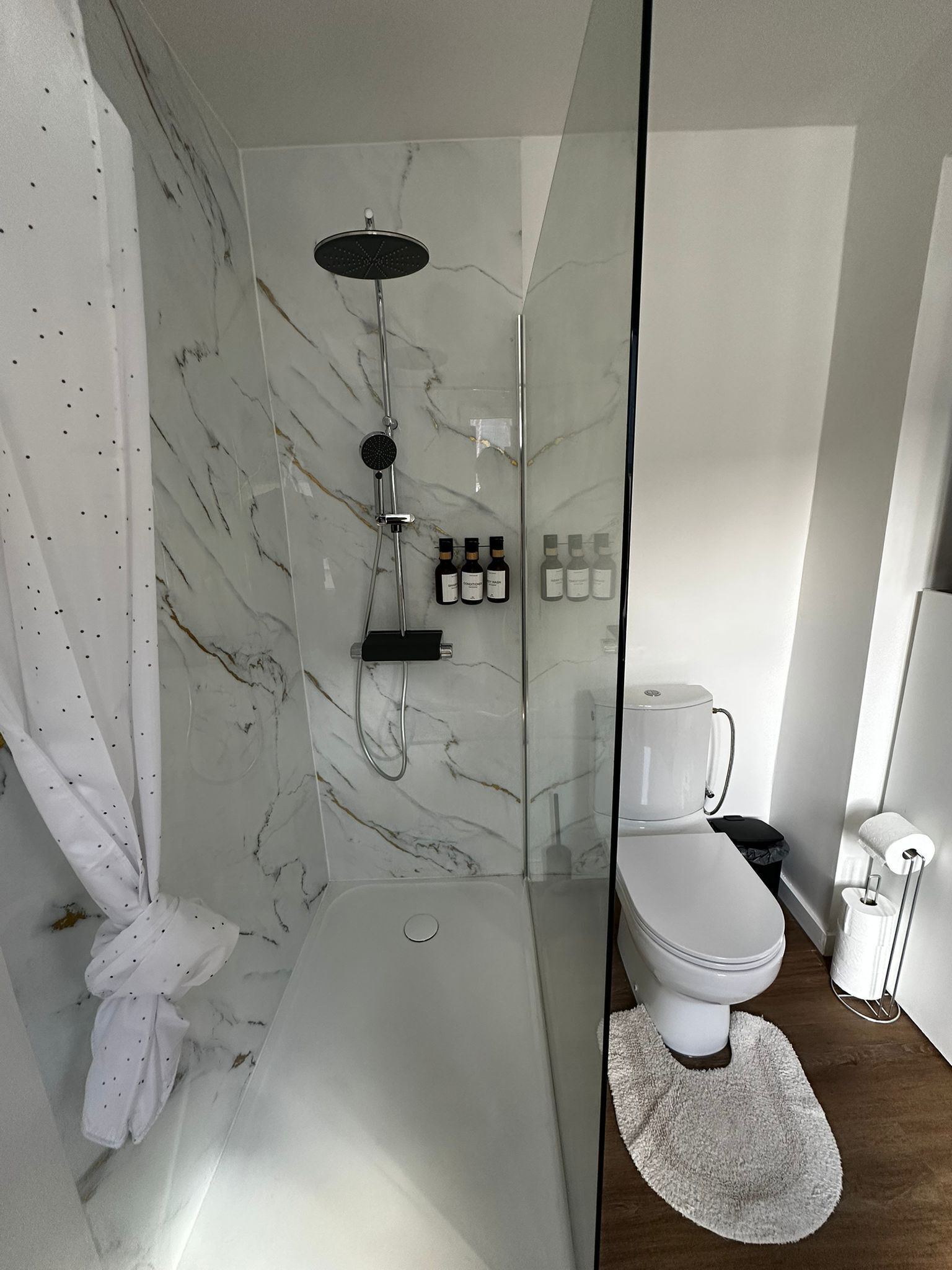 Basic Apartment | Bathroom | Shower, free toiletries, hair dryer, towels