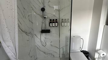 Basic Apartment | Bathroom | Shower, free toiletries, hair dryer, towels