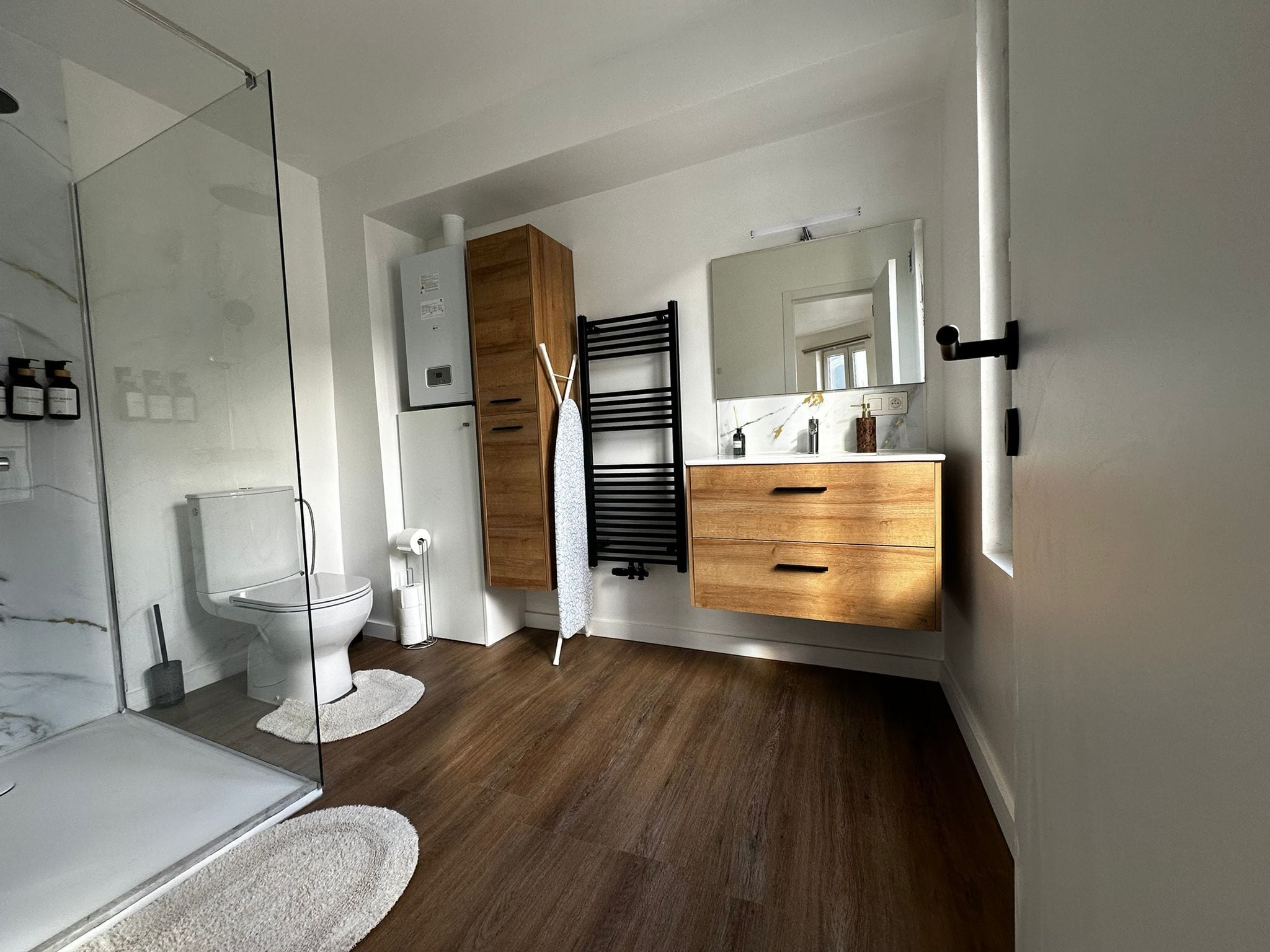 Eenvoudig appartement | Badkamer | Een douche, gratis toiletartikelen, een haardroger, handdoeken