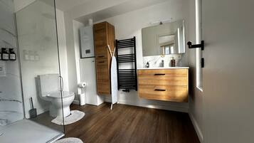 Departamento básico | Baño | Regadera, amenidades de baño gratuitas, secadora de cabello, toallas