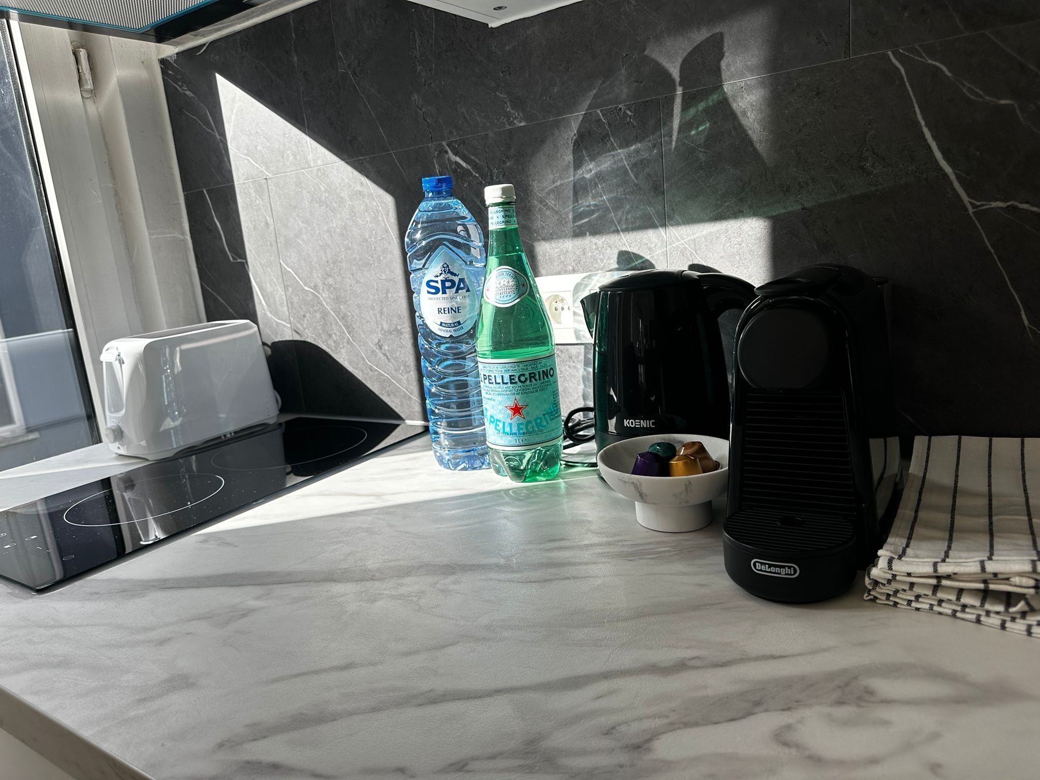 Eenvoudig appartement | Privékeuken | Een koelkast, een microgolfoven, een oven, een kookplaat