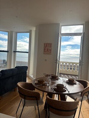 Luxe appartement, balkon, uitzicht op het strand | Woonruimte