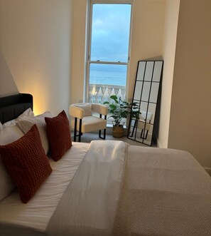 Luxe appartement, balkon, uitzicht op het strand | Een strijkplank/strijkijzer, gratis wifi
