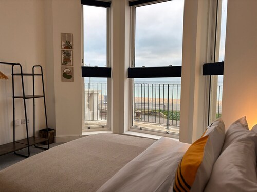 Luxury 2 Bed Apt Seaview By Urban Roost