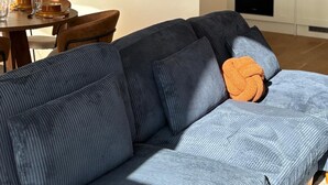 Een moderne keuken met witte kasten, een groene spatwand en roestvrijstalen apparatuur.