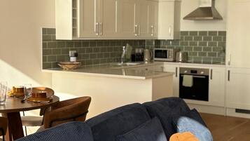 Departamento de lujo, balcón, vista a la playa | Área de sala de estar