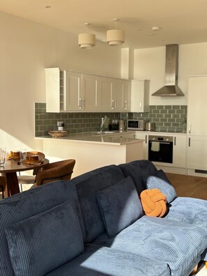 Luxe appartement, balkon, uitzicht op het strand | Woonruimte