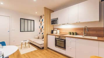 Coffee/tea maker, fridge, microwave, oven