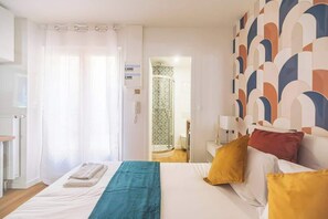 1 habitación, tabla de planchar con plancha, cuna de viaje y wifi 