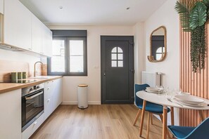 Réfrigérateur, four à micro-ondes, un four, cafetière-théière