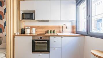 Coffee/tea maker, fridge, microwave, oven
