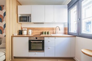 Coffee/tea maker, fridge, microwave, oven - MM Suites Saint-Remi (Reims)