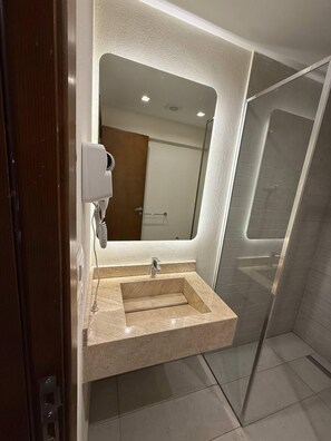 Studio Deluxe, balcon | Coffres-forts dans les chambres, bureau, rideaux occultants