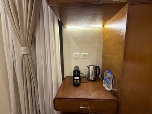 Estúdio luxo, sacada | Cofres nos quartos, escrivaninha, cortinas blackout