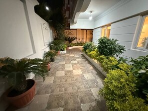 Studio Deluxe, balcon | Coffres-forts dans les chambres, bureau, rideaux occultants