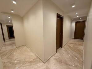 Studio Deluxe, balcon | Coffres-forts dans les chambres, bureau, rideaux occultants