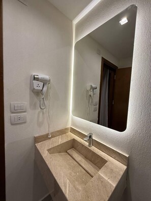 Estúdio luxo, sacada | Banheiro | Chuveiro/banheira combinados, produtos de toalete grátis