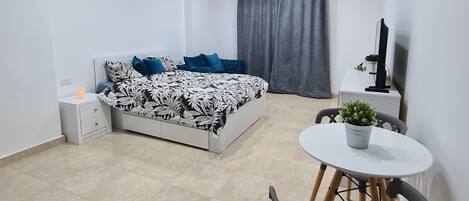 Iron/ironing board, internet, bed sheets