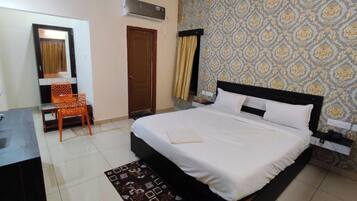 Deluxe Double Room, Air conditioning | Hypo-allergenic bedding, desk, soundproofing, free WiFi