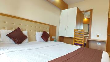 Hypo-allergenic bedding, desk, free WiFi