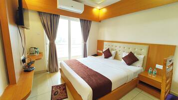 Hypo-allergenic bedding, desk, free WiFi