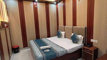 Hypo-allergenic bedding, desk, free WiFi