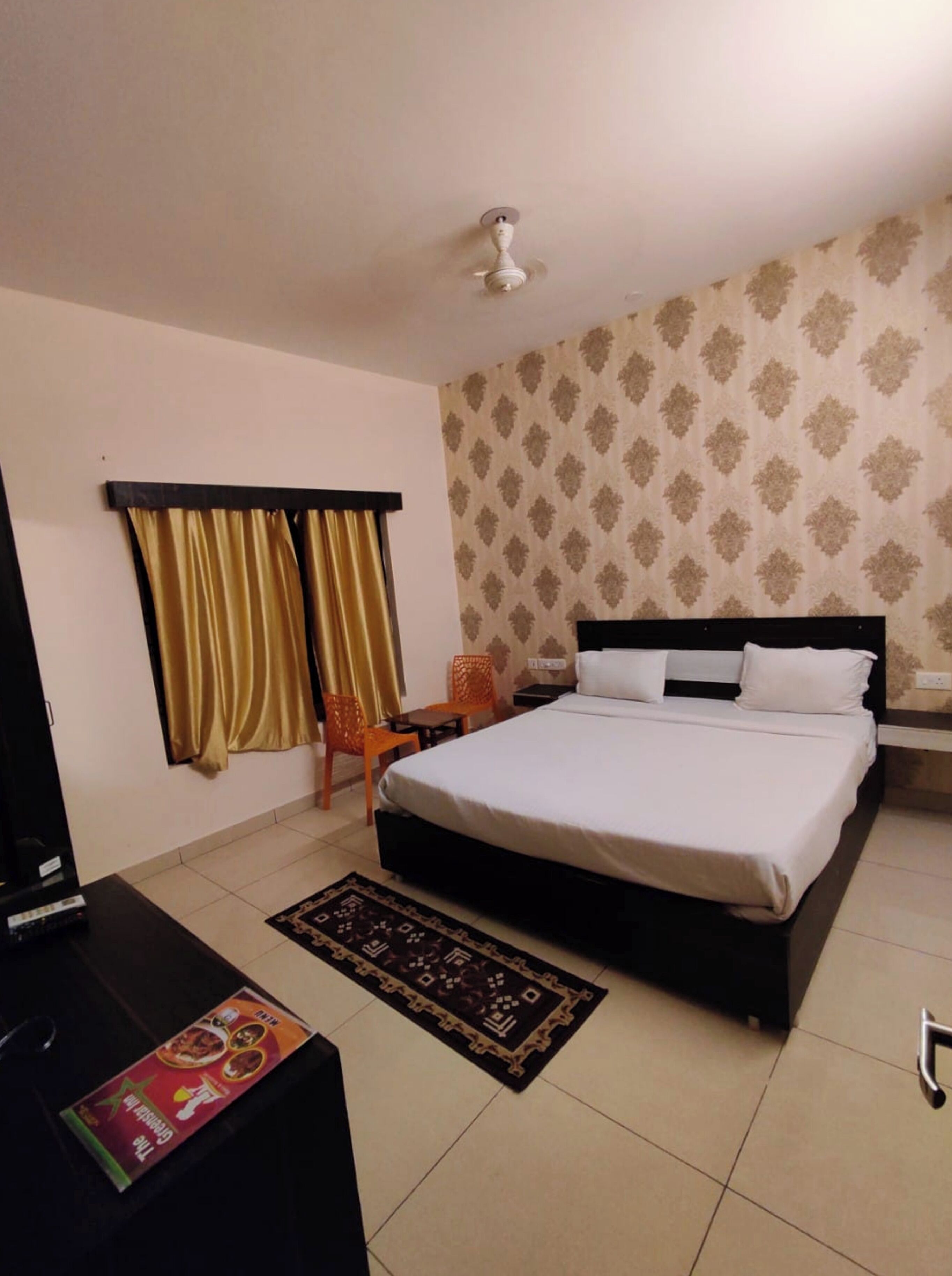 Classic Double Room, Air conditioning | Hypo-allergenic bedding, desk, soundproofing, free WiFi