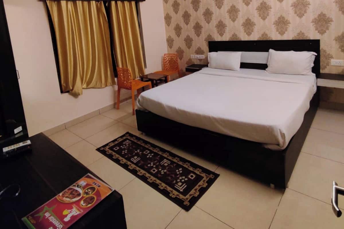 Classic Double Room, Air conditioning | Hypo-allergenic bedding, desk, soundproofing, free WiFi
