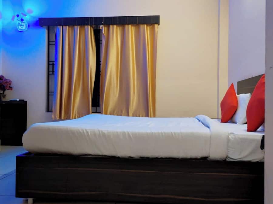 Classic Double Room, Air conditioning | Hypo-allergenic bedding, desk, soundproofing, free WiFi