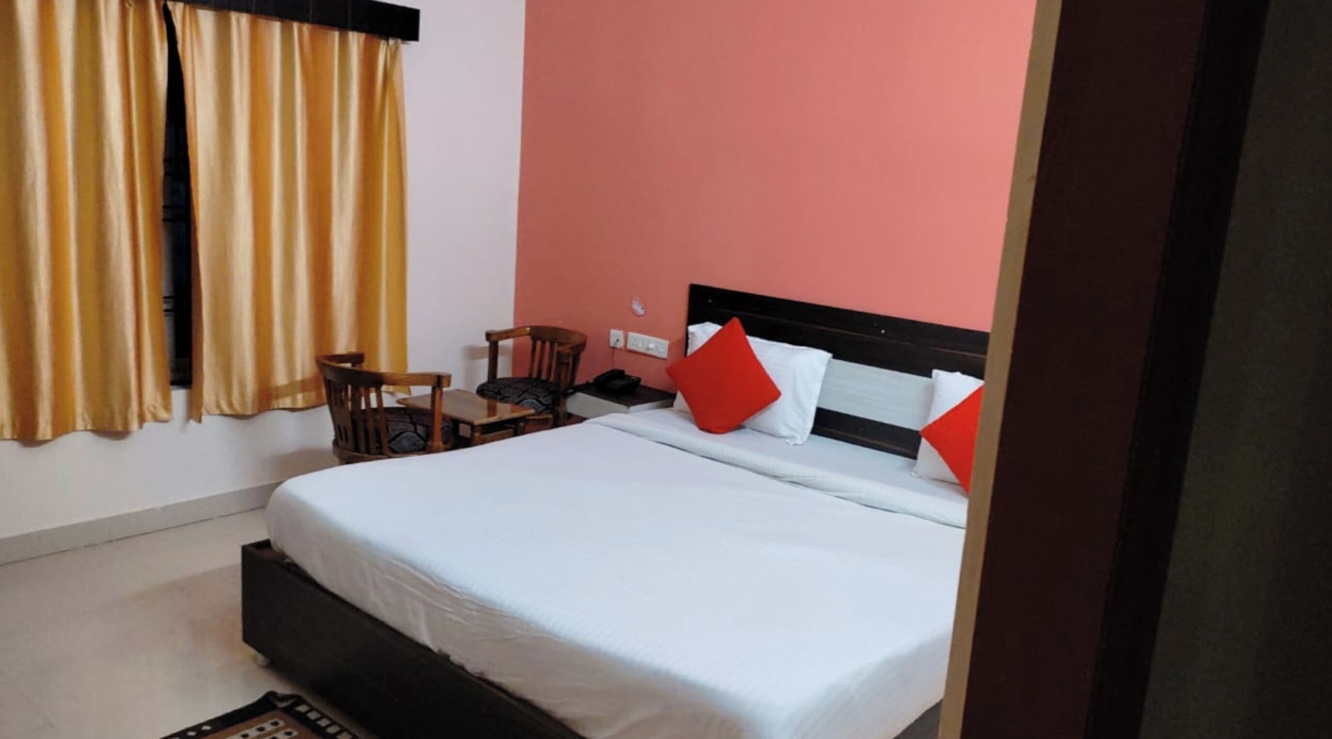 Classic Double Room, Air conditioning | Hypo-allergenic bedding, desk, soundproofing, free WiFi
