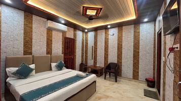 Hypo-allergenic bedding, desk, free WiFi