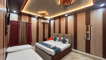 Hypo-allergenic bedding, desk, free WiFi