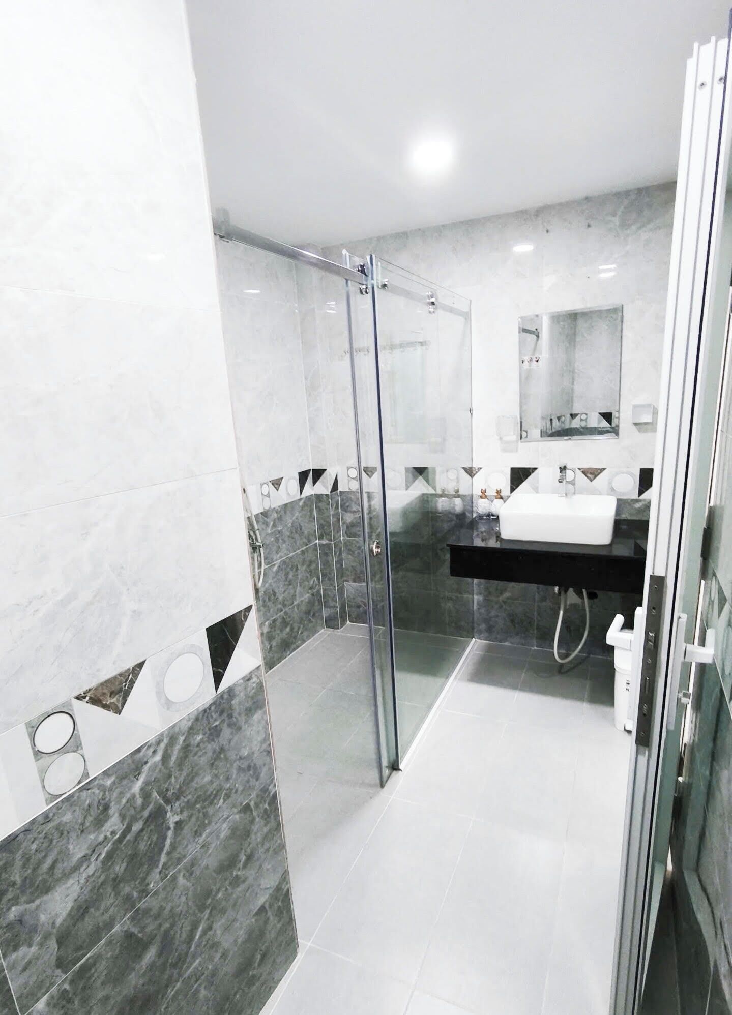 Superior Double Room, Balcony | Bathroom | Free toiletries, towels, shampoo, toilet paper