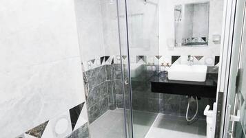 Superior Double Room, Balcony | Bathroom | Free toiletries, towels, shampoo, toilet paper
