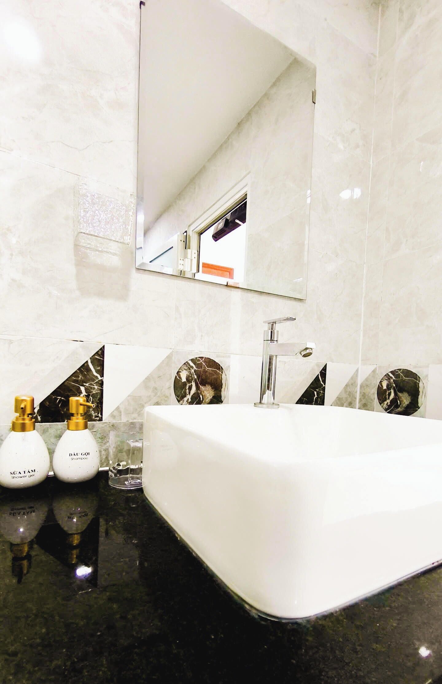 Superior Double Room, Balcony | Bathroom | Free toiletries, towels, shampoo, toilet paper