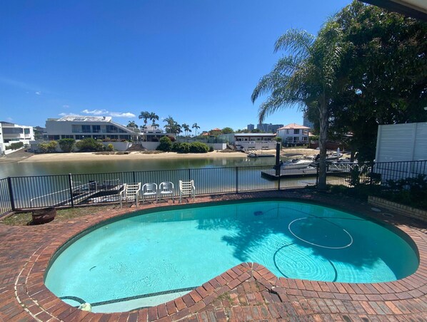 Pool - Room Available. 5 mins easy walk to Main Beach. Parking available (Surfers Paradise)