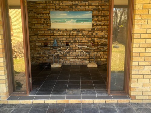 Room Available. 5 mins easy walk to Main Beach. Parking available