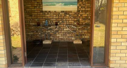 Room Available. 5 mins easy walk to Main Beach. Parking available