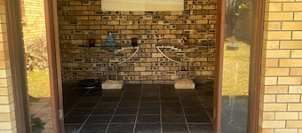 Room Available. 5 mins easy walk to Main Beach. Parking available