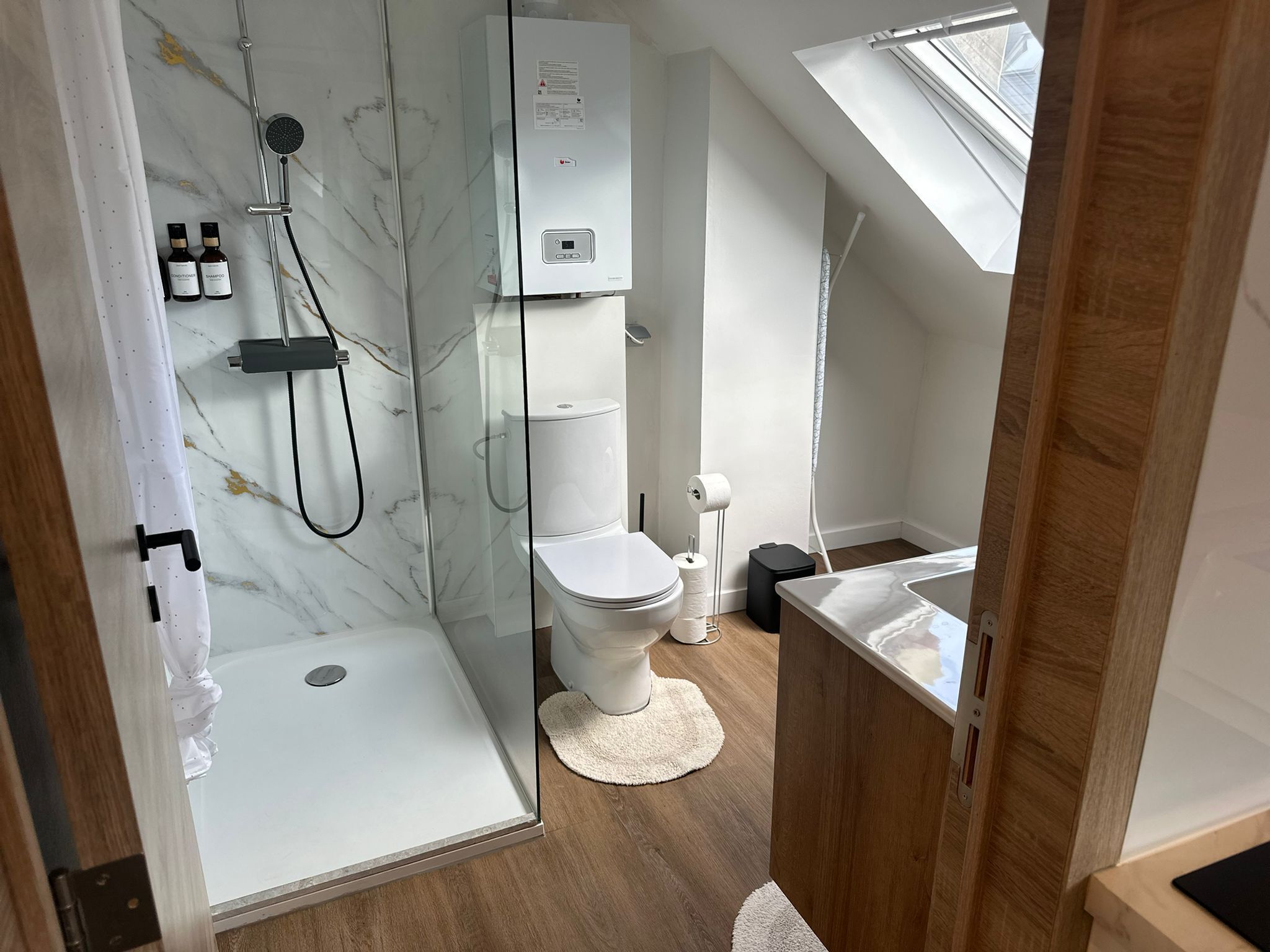 Basic Apartment | Bathroom | Shower, free toiletries, hair dryer, towels