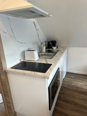 Departamento básico | Cocina privada | Refrigerador, microondas, horno y parrilla de estufa
