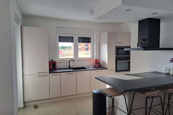 Fridge, microwave, oven, stovetop