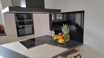 Coffee/tea maker, fridge, microwave, oven