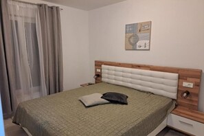 Iron/ironing board, travel crib, free WiFi